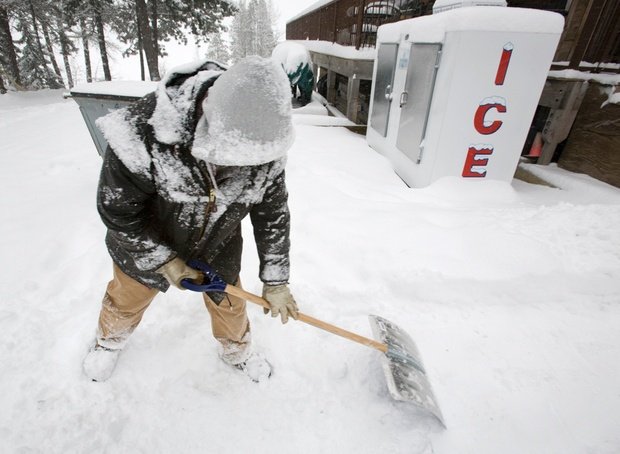 Jan 15 2012 Shoveling (c)AP